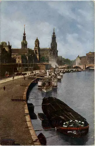 Dresden, Blick von der Carolabrücke auf den Dampfschifflandeplatz -391648