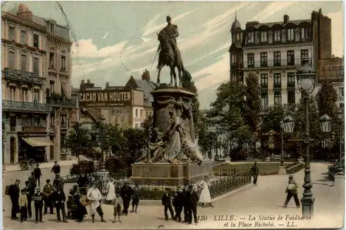 Lille, La Statue de Faidherbe et la Place Richebe -392166