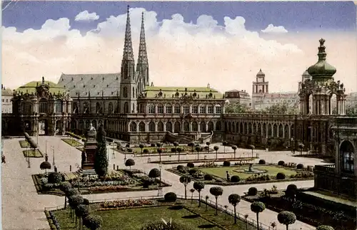 Dresden, zwingerhof vom Wall gesehen -393656
