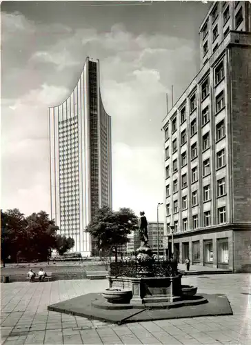 Leipzig, Mägdebrunnen und Universitätsgebäude -394280