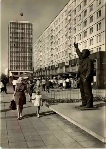 Magdeburg, Erich-Weinert-Denkmal und Haus der Lehrer -394314