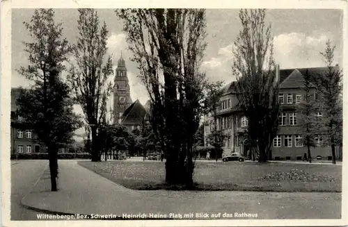 Wittenberge, Heinrich-Heine-Platz mit Blick auf das Rathaus -397572