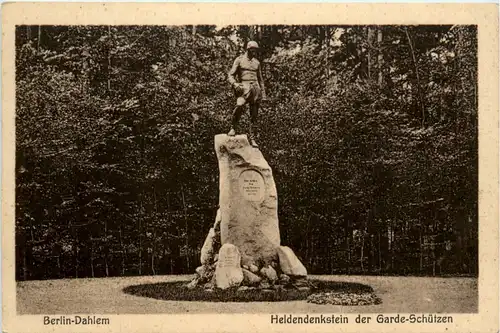 Berlin-Dahlem, Heldendenkstein der Garde-Schützen -396814