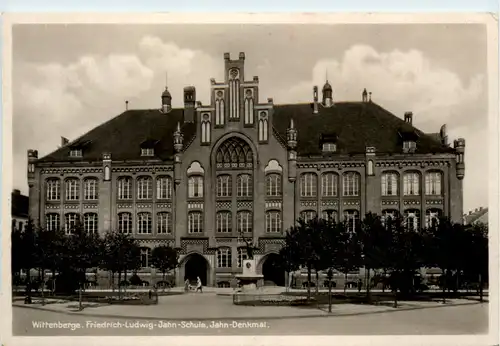 Wittenberge, Friedrich-Ludwig-Jahn-Schule, jahn-Denkmal -398418