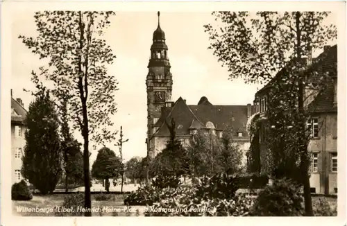 Wittenberge, Heinrich-Heine-Platz mit Rathaus und Poliklinik -397574