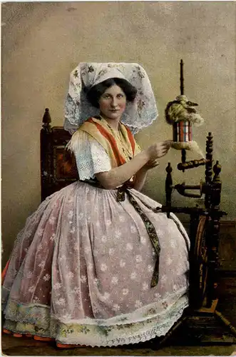 Spreewälderin am Spinnrad -381492