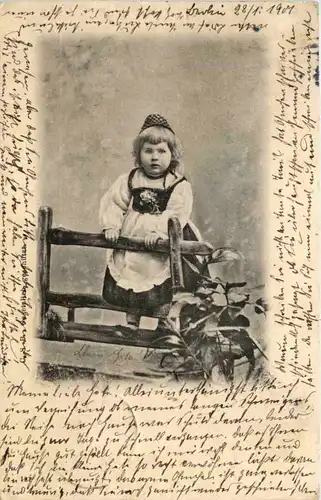 Kind in Tracht -602214