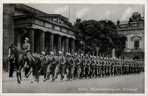 Berlin - Wachablösung am Ehrenmal -602904