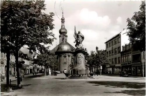 Rastatt, Marktplatz mit Berhardus-Brunnen und Stadtkirche -389804