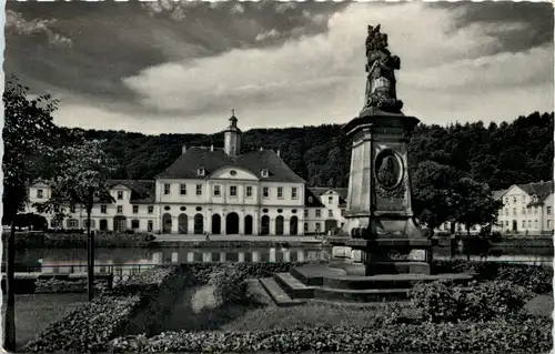 Bad Karlshafen das Denkmal des Gründers der Stadt mit Jagdschloss -503886