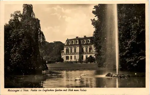 Meiningen, Partie im Englischen Garten mit Blick zum Palais -503836