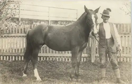 Mann in Tracht mit Pferd -610698