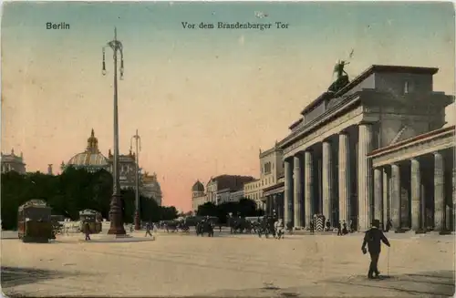 Berlin, Vor dem Brandenburger Tor -509410