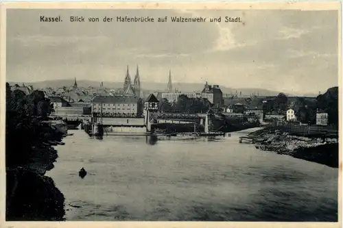 Kassel, Blick von der Hafenbrücke auf Walzenwehr und Stadt -510412