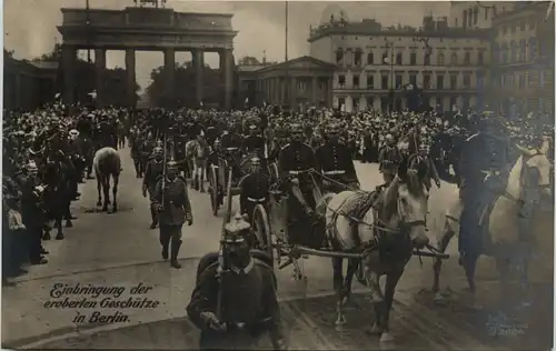 Berlin, Einbringung der eroberten Geschütze -511256
