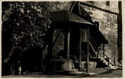 Kronach, Am Brunnen im Schlosshof -510986