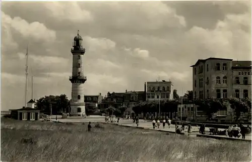 Warnemünde, Promenade mit Leuchtturm -510290