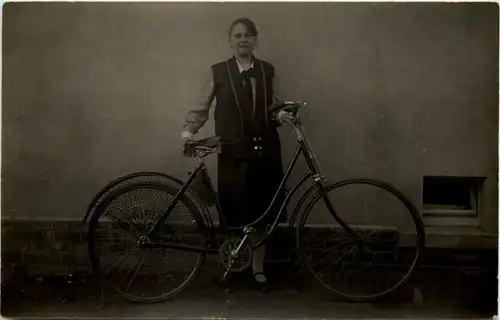 Frau mit Fahrrad -617360