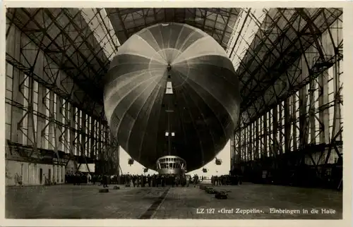 Friedrichshafen - Graf Zeppelin - Einbringen in die Halle -616850