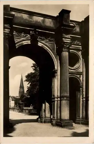 Schwerin, Blick auf die Stadt durch das Schlossportal -390630