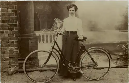 Frau mit Fahrrad -617362