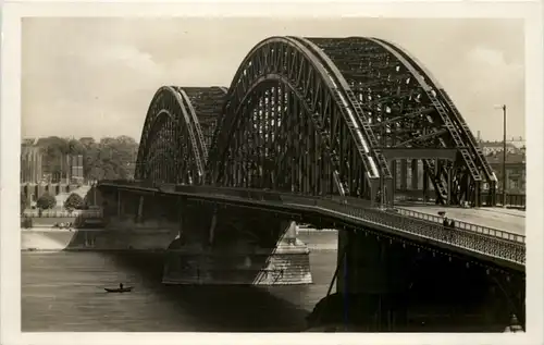 Düsseldorf - Rheinbrücke mit Rheinhalle -622750