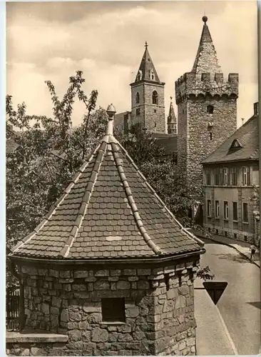 Stassfurt, Turmgasse mit Eulenturm und Blick zum Schiefen Turm -398754