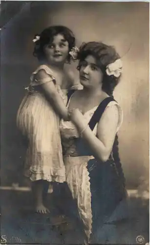 Frau mit Kind gelaufen in Pilchowitz Schlesien -626532