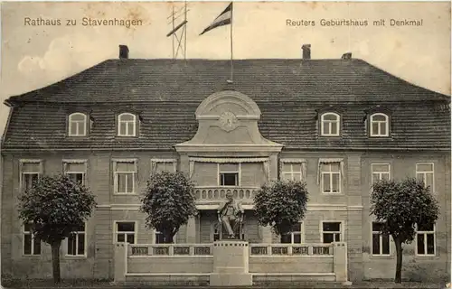 Rathaus zu Stavenhagen - Reuters Geburtshaus mit Denkmal -628194
