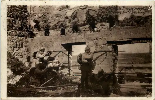 Ostpreussen Kriegsschauplatz - Eine Patrouille sucht Deckung -628842