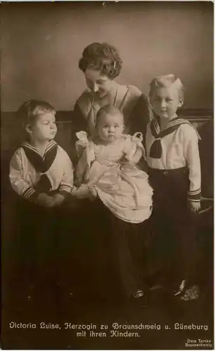Herzogin Victoria Luise von Braunschweig und Lüneburg mit ihren Kindern -602296