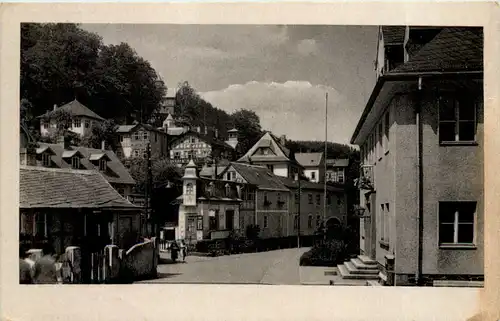 Schwarzburg i. Thür., Am Rathaus mit Schlossberg-Hotel und Schwarzaburg -520294