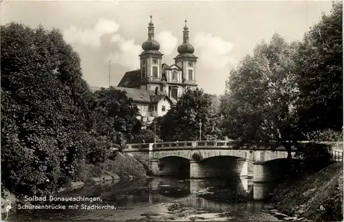 Donaueschingen, Schützenbrücke mit Stadtkirche -519820