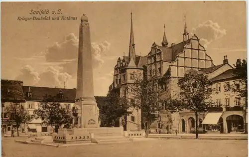 Saalfeld, Krieger-Denkmal und Rathaus -520630