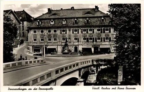 Donaueschingen, an der Donauquelle, Fürstl.Neuhaus mit Dianabrunnen -520822