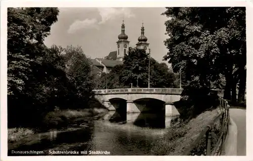 Donaueschingen, Schützenbrücke mit Stadtkirche -520816