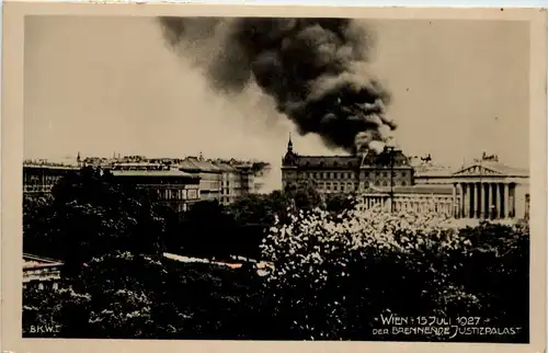 Wien - 15. Juli 1927 - Brennender Justizpalast -630666