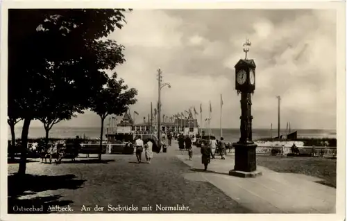Seebad Ahlbeck, an der Seebrücke mit Normaluhr -504372