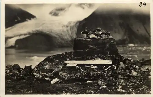 Spitzbergen - Führergrab an der Magdalenenbucht -632200