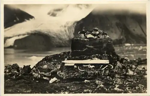 Spitzbergen - Führergrab an der Magdalenenbucht -632358