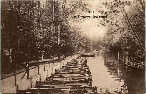 Berlin - Im Tiergarten bootstation -634098