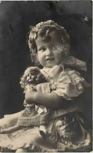 Kind mit Puppe -633046