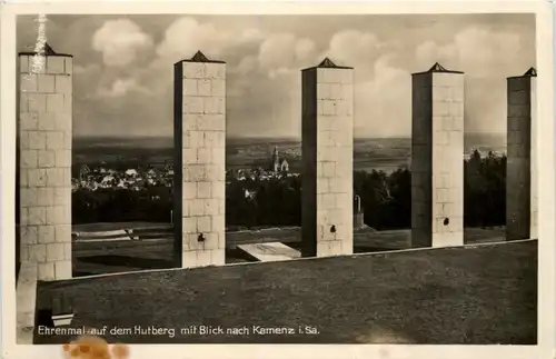 Kamenz, Ehrenmal auf dem Hutberg mit Blick nach Kamenz -523120