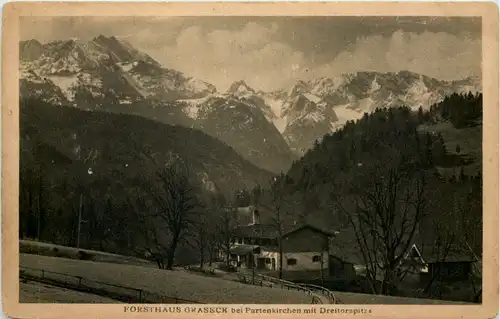 Forsthaus Graseck bei Partenkirchen mit Dreitorspitze -523280