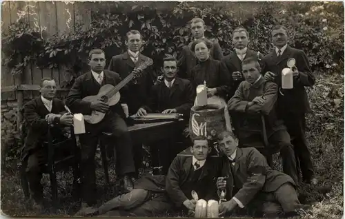 Männer beim Bier -636014