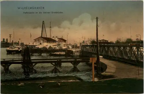 Wilhelmshaven - Hafenpartie an der kleinen Drehbrücke -499446