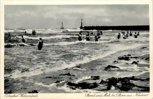 Seebad Warnemünde, Strand und Mole bei Sturm aus Nordwest -501306