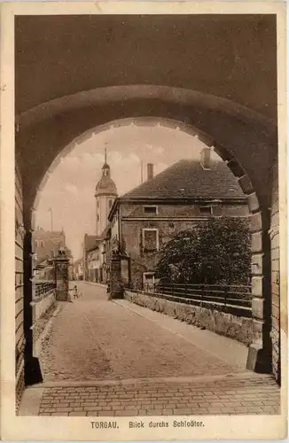 Torgau, Blick durchs Schlosstor -526708