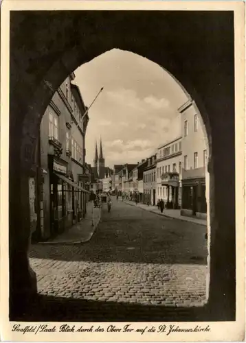 Saalfeld/Saale, Blick durch das Obere Tor auf die St. Johanneskirche -526858