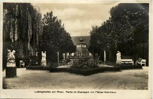 Ludwigshafen, Partie am Ebertpark mit Pfälzer Weinhaus -525756
